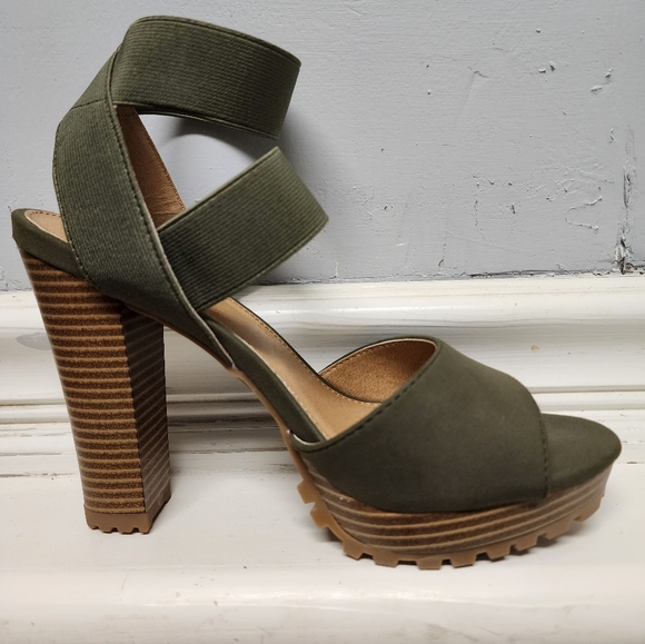 Women's Green Pumps - Picture 3 of 7